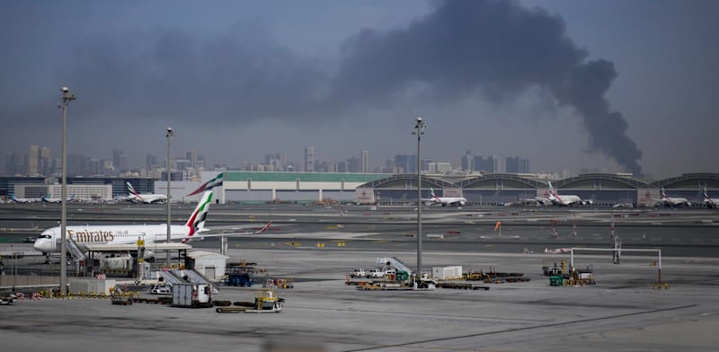 "שדה התעופה בדובאי לאחר פגיעת הטיל האיראני / צילום: ap, Altaf Qadri"