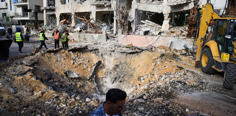 "אזור פגיעת הטיל האיראני בתל אביב / צילום: ap, Oded Balilty"