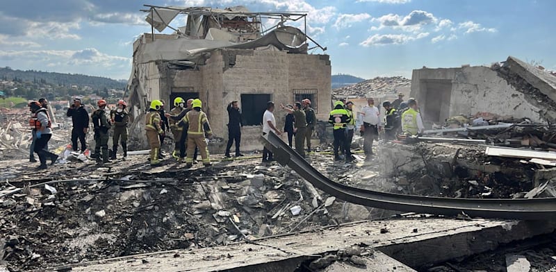 "אזור הפגיעה הישירה של הטיל האיראני בבית שמש / צילום: דוברות מד''א"