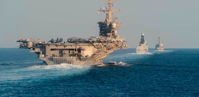 "נושאת המטוסים האמריקאית אברהם לינקולן במיצרי הורמוז / צילום: ap, Zachary Pearson"