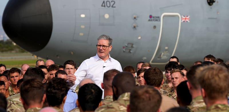 "ראש ממשלת בריטניה כאשר ביקר בעבר בבסיס חיל האוויר הבריטי ארקוטירי שבקפריסין / צילום: ap, Kirsty Wigglesworth"