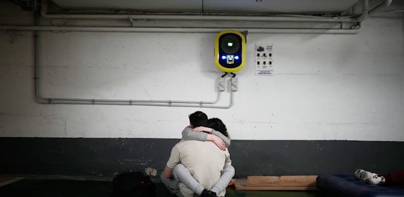 ישראלים מתמגנים בחניון תת-קרקעי בתל אביב בעת התקפת טילים מאיראן / צילום: ap, Ohad Zwigenberg