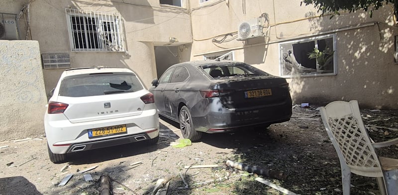 "רכבים שניזוקו מטיל איראני בתל אביב / צילום: אלה לוי וינרייב"