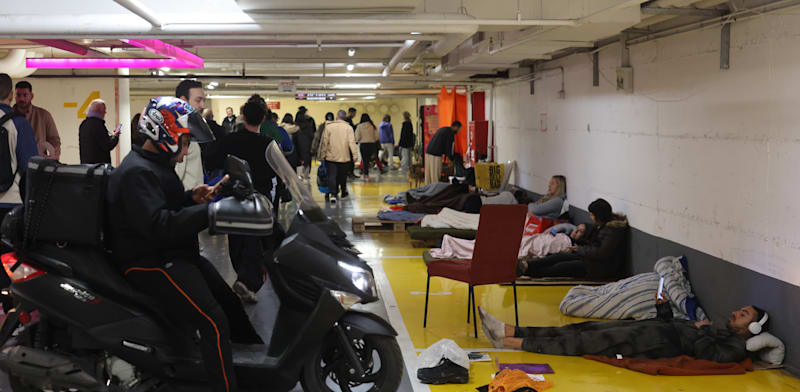 "ישראלים מוצאים מקלט בחניונים תת־קרקעיים / צילום: Reuters, Oren Ziv" "ישראלים מוצאים מקלט בחניונים תת־קרקעיים / צילום: Reuters, Oren Ziv"