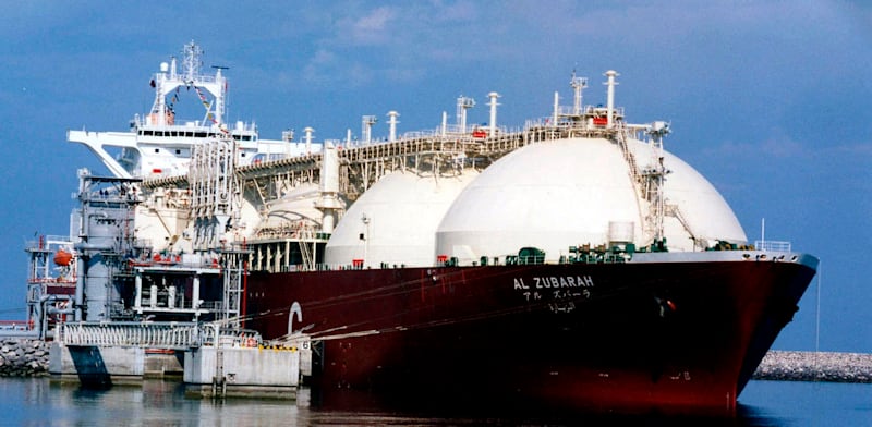 מיכלית גז נוזלי (LNG) בנמל קטאר / צילום: ap