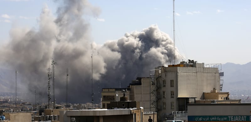 "עשן בטהרן לאחר תקיפה ישראלית / צילום: Reuters, Anadolu via Reuters Connect"