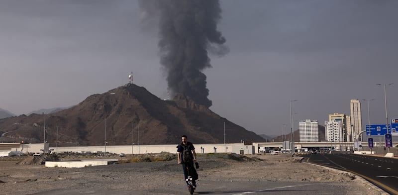 "עשן מיתמר מעל אזור תעשיית הנפט בפוג'יירה שבאיחוד האמירויות / צילום: Reuters, REUTERS"