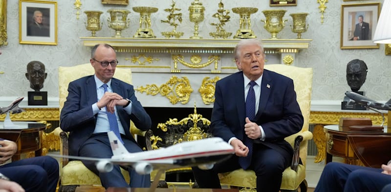 "נשיא ארה''ב דונלד טראמפ וקנצלר גרמניה פרידריך מרץ במסיבת העיתונאים, היום / צילום: ap, Mark Schiefelbein"