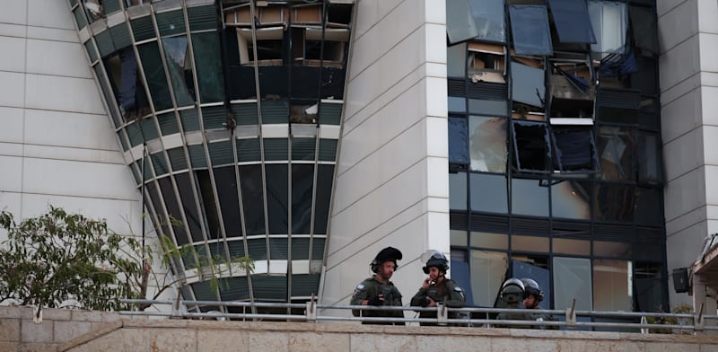 "בניין ''הטיל'' בחיפה לאחר הפגיעה. חזרה חלקית רק במאי / צילום: Reuters, Florion Goga"