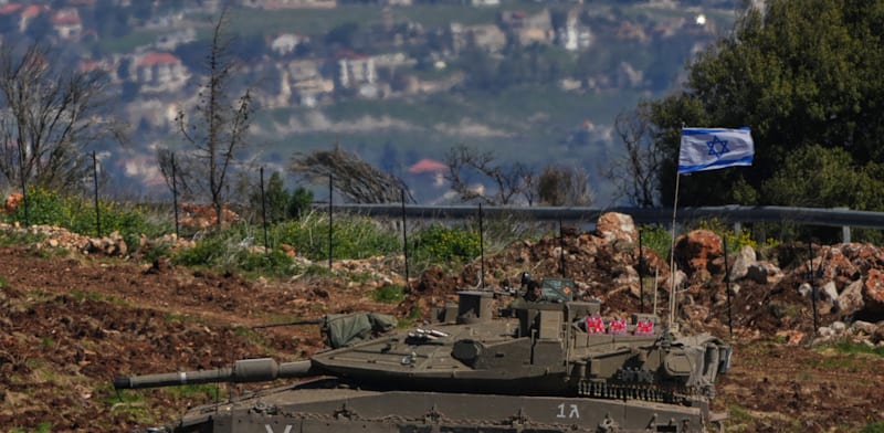 "טנק ישראלי סמוך לגבול עם לבנון / צילום: ap, Ariel Schalit"