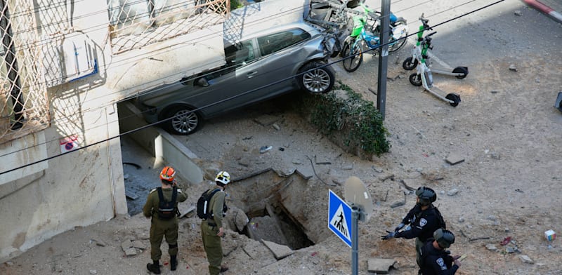 זירת פגיעה במרכז הארץ / צילום: ap, Ohad Zwigenberg