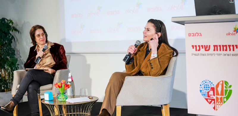 "מימין: עפרה שטראוס, יו''ר קבוצת שטראוס ומו''ל גלובס, אלונה בר און / צילום: שלומי יוסף"