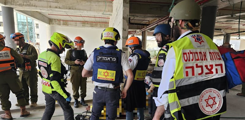 "אתר הבנייה ביהוד שנפגע הבוקר מטיל איראני / צילום: דורות מד''א"