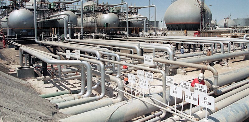 "בתי זיקוק של ארמקו בערב הסעודית / צילום: ap"