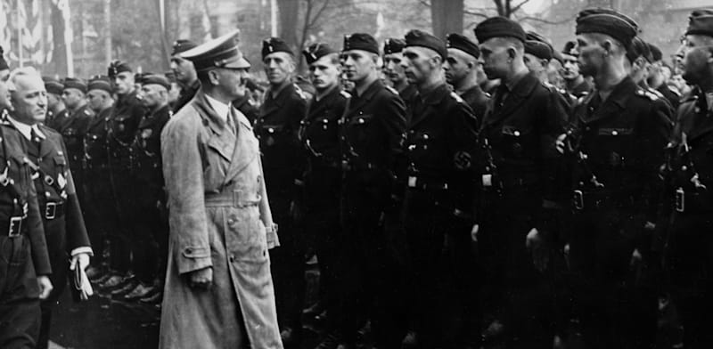 אדולף היטלר חולף על פני חזית העבודה הגרמנית במהלך ''עצרת העבודה'', 1937 / צילום: Reuters, Berliner Verlag/Archiv