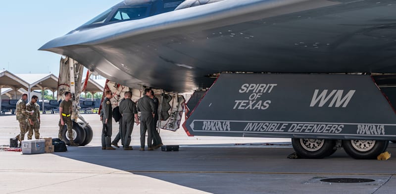 חיילי חיל האוויר האמריקאי לצד B-2 Spirit / צילום: ap