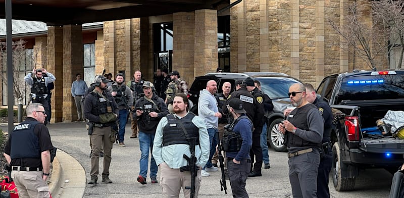 "כוחות ביטחון מחוץ לבית הכנסת ''טמפל ישראל'' בעיירה ווסט בלומפילד, מישיגן / צילום: ap, Corey Williams"