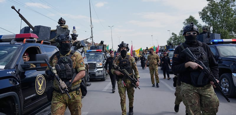 "חברי מיליציית כתאאב חיזבאללה משתתפים בלוויה של חבר מיליציה שנהרג מתקיפה אמריקאית / צילום: ap, Hadi Mizban"