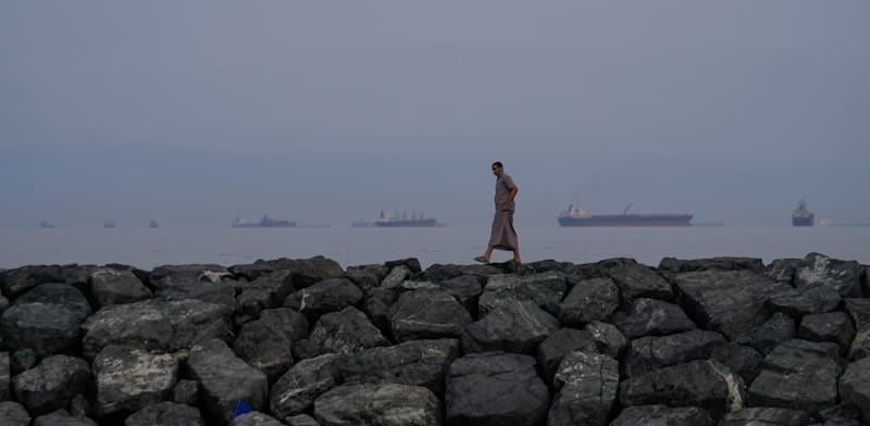 מכליות נפט מחכות מחוץ למצר הורמוז / צילום: ap, Altaf Qadri