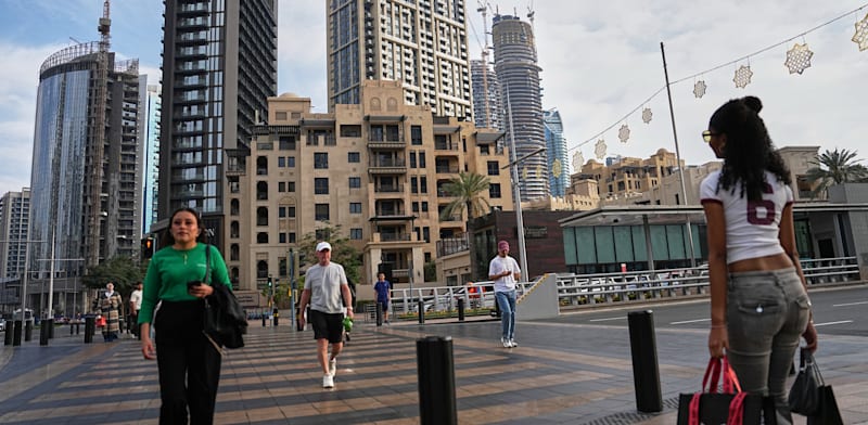 עוברי אורח ברחוב בדובאי בעת המלחמה / צילום: ap, Fatima Shbair