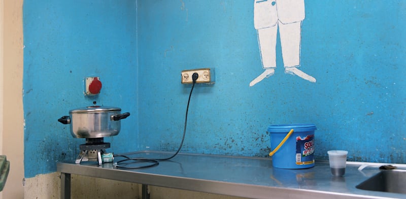 "מטבח בכלא השרון. ''מרבית הבישול נעשה על פלטות קטנות בתוך התא הצפוף'' / צילום: יאיר חובב"