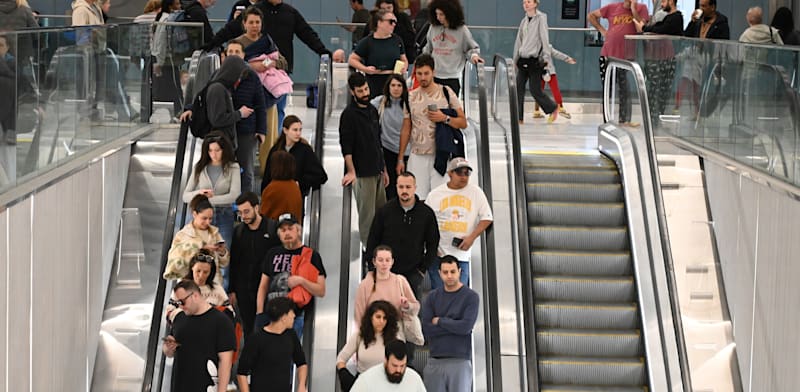 ישראלים יורדים למקלט בזמן אזעקה / צילום: Reuters, Paulina Patimer