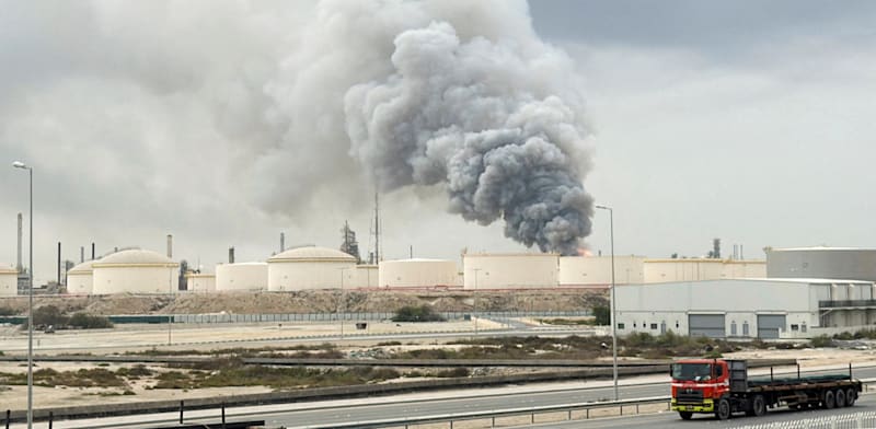 "עשן מיתמר מעל בית הזיקוק בבחריין, לאחר תקיפה / צילום: Reuters"