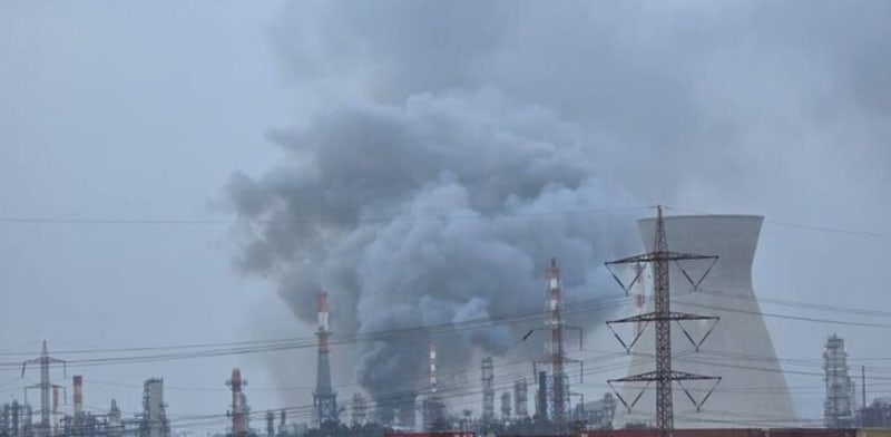 "פגיעה בבתי הזיקוק באזור חיפה / צילום: לפי סעיף 27 א'" "פגיעה בבתי הזיקוק באזור חיפה / צילום: לפי סעיף 27 א'"