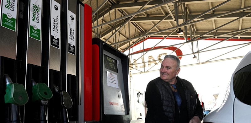 "סלובקיה. כל בעל רכב יוכל לתדלק במקסימום 400 אירו / צילום: Reuters, Radovan Stoklasa" "סלובקיה. כל בעל רכב יוכל לתדלק במקסימום 400 אירו / צילום: Reuters, Radovan Stoklasa"