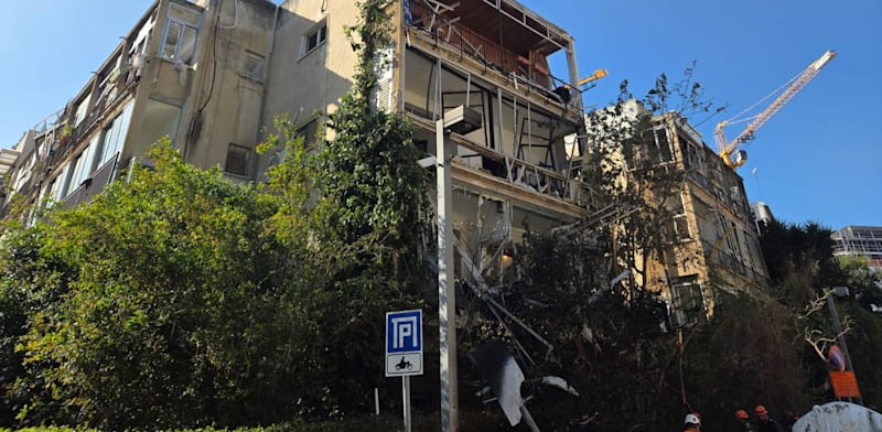 "זירת פגיעה של טיל איראני בתל אביב. פגע בבניין שמיועד לפינוי בינוי / צילום: כבאות והצלה לישראל"