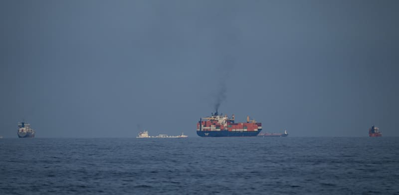 "ספינות במצר הורמוז / צילום: ap, Altaf Qadri" "ספינות במצר הורמוז / צילום: ap, Altaf Qadri"