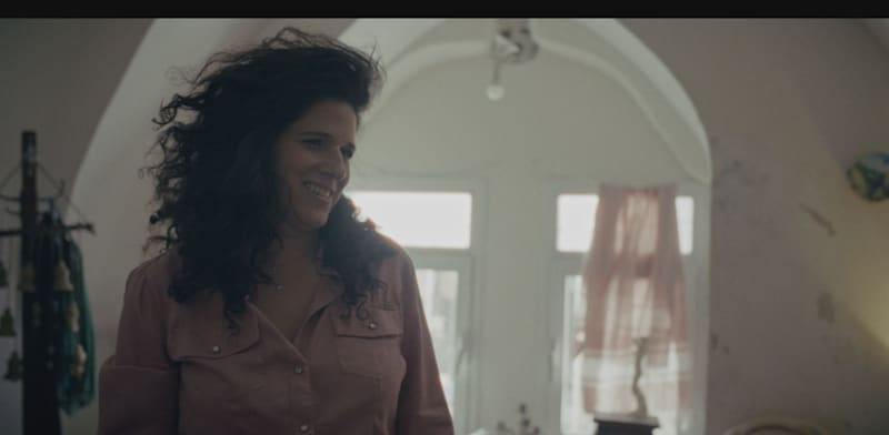 נועה קולר ב''בהסתורה''. דירת מסתור הנחלאות / צילום: כאן 11, אולפני הרצליה, יונייטד קינג