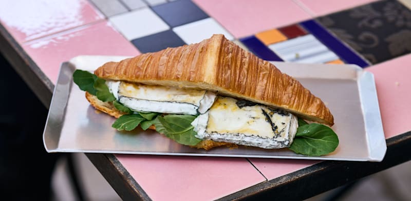 כריך קרואסון ב''מטרלו'' / צילום: שניר (סופגי) גואטה