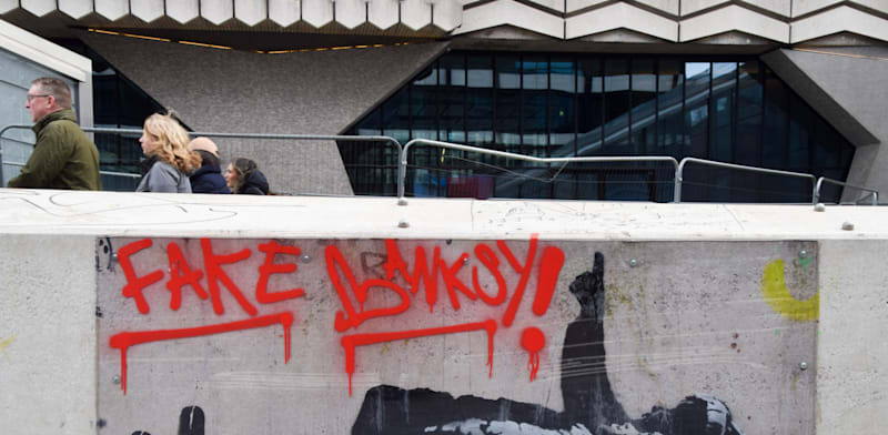 יצירת אמנות שיוחסה לבנקסי והושחתה בטענה כי מדובר בזיוף. מרדף אובססיבי / צילום: Reuters, Vuk Valcic