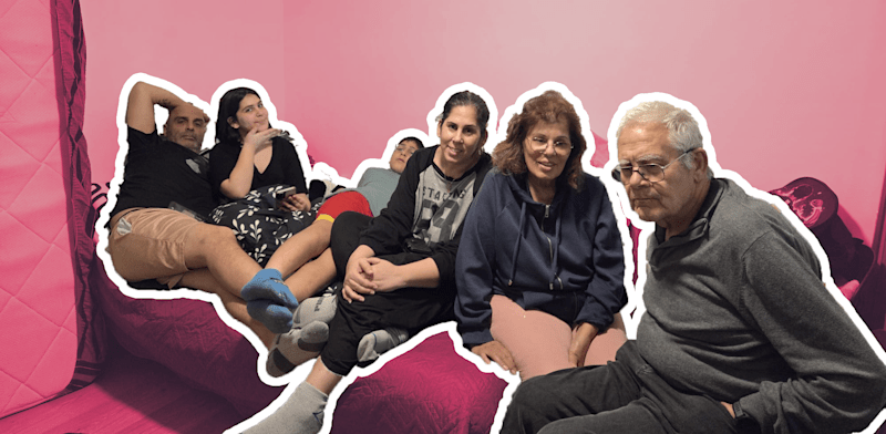 שרית קלברס פתאל (באמצע), עם משפחתה / צילום: פרטי