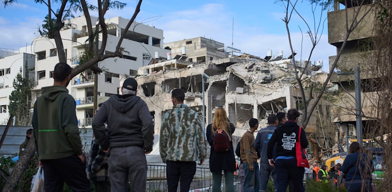 הרס שנוצר מנפילה של טיל איראני / צילום: ap, Oded Bality