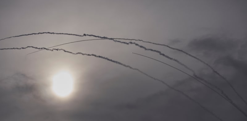 ירוטי טילים איראנים בשמי תל אביב / צילום: ap, Ohad Zwigenberg