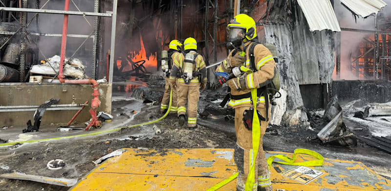 לוחמי אש מכבים את האש שפרצה לאחר פגיעת חלק יירוט באזור נאות חובב / צילום: כבאות והצלה לישראל
