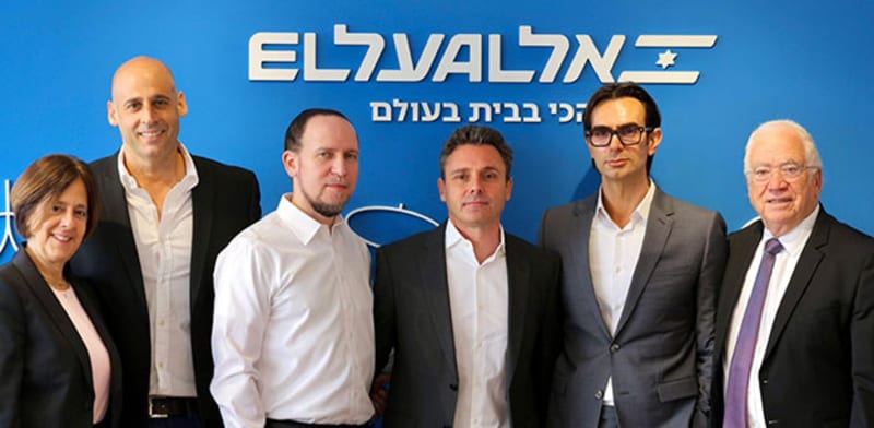 "בכירי החברות בהכרזה על העסקה. מימין: עמיקם בן צבי, יו''ר אל על; עידן וולס, מנכ''ל קבוצת דלק; איתמר פורמן, מנכ''ל ישראכרט; משה מורגנשטרן, מנכ''ל הנוסע המתמיד; ליאור רביב, המשנה למנכ''ל ישראכרט; ותמר יסעור, יו''ר ישראכרט / צילום: יוגב ברגר"