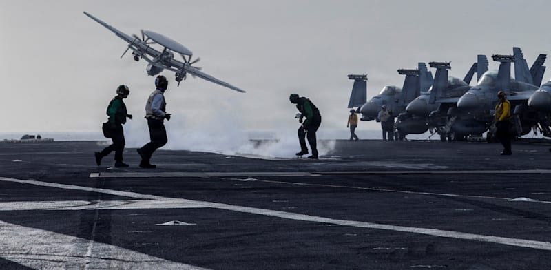 מטוס מעקב יוצא למשימה מנושאת המטוסים האמריקאית לינקולן / צילום: Reuters, US Navy