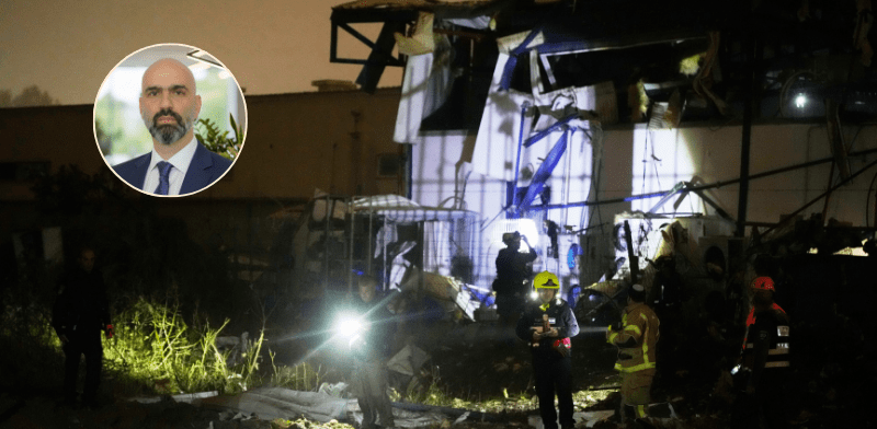 הפגיעה במפעל אירוסול בפ''ת. בעיגול: רועי ברגיל, מנכ''ל הרוכשת, ולוריקס / צילום: AP- Zwigenberg Ohad, התעשייה האווירית