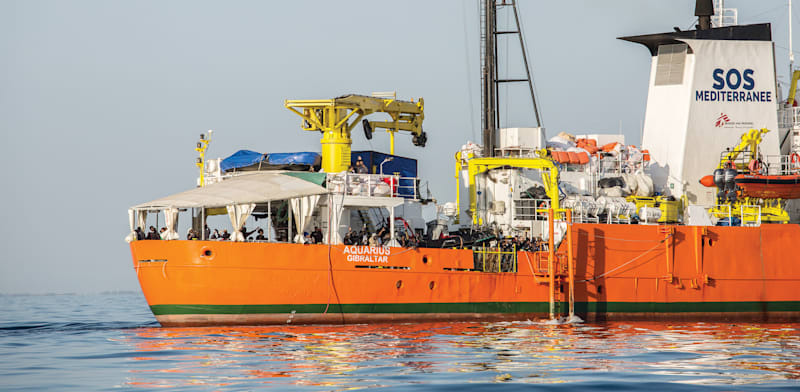 "אונייה ועליה מהגרים מגיעה לולנסיה בספרד / צילום: ap, Olmo Calvo"