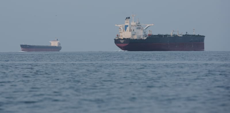 "ספינות בסמוך לאי האיראני קשם במצר הורמוז, יום שבת / צילום: ap, Asghar Besharati"