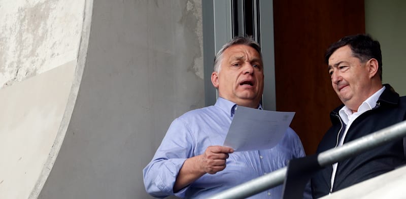"האיש העשיר בהונגריה יעבור לדובאי? מסארוש (מימין) עם אורבן / צילום: ap, Laszlo Balogh"