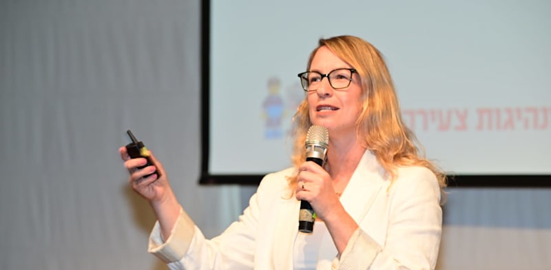"ד''ר ליאת בסיס, מנהלת תהליך המיון, בכנס המנהיגות הצעירה של גלובס / צילום: רמי זרנגר ותמר מצפי"