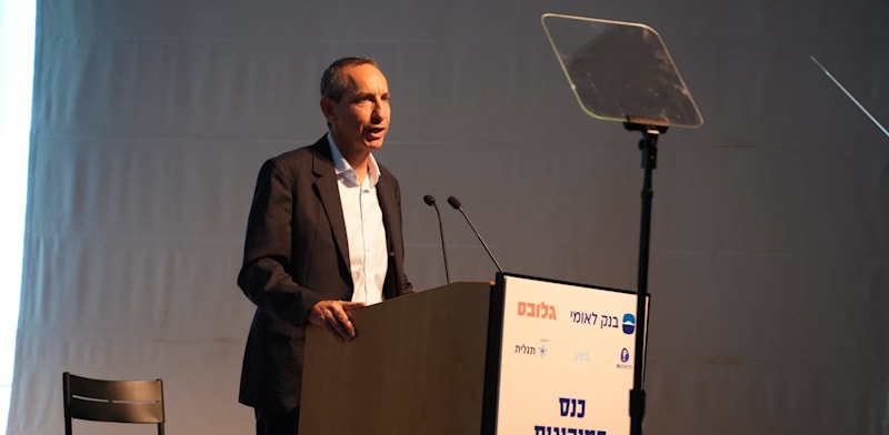 "אורי אלון, יו"ר בנק לאומי, בכנס המנהיגות הצעירה של גלובס / צילום: רמי זרנגר ותמר מצפי"