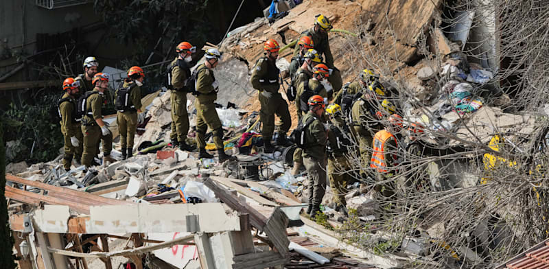 "צוותי חילוץ במבנה שנפגע מטיל איראני בחיפה. ''האפליקציה תוכננה כך שתהיה נגישה ונוחה לשימוש גם בשטח'' / צילום: ap, Ariel Schalit"