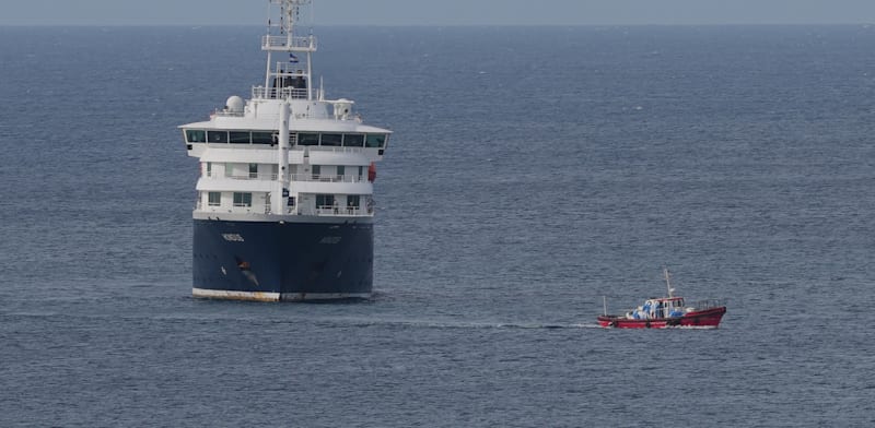 "הספינה MV Hondius עוגנת בנמל בפראיה, כף ורדה / צילום: ap, Misper Apawu"