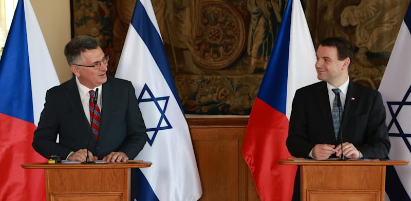 "שר החוץ הצ'כי פטר מצ'ינקה ושר החוץ גדעון סער / צילום: שלו מן"