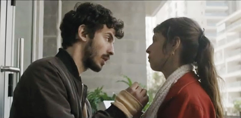"סצנה מהסרט ''נדל''ן סיפור אהבה''. בני זוג שחצויים בנושא הדיור / צילום: צילום מסך מיוטיוב"